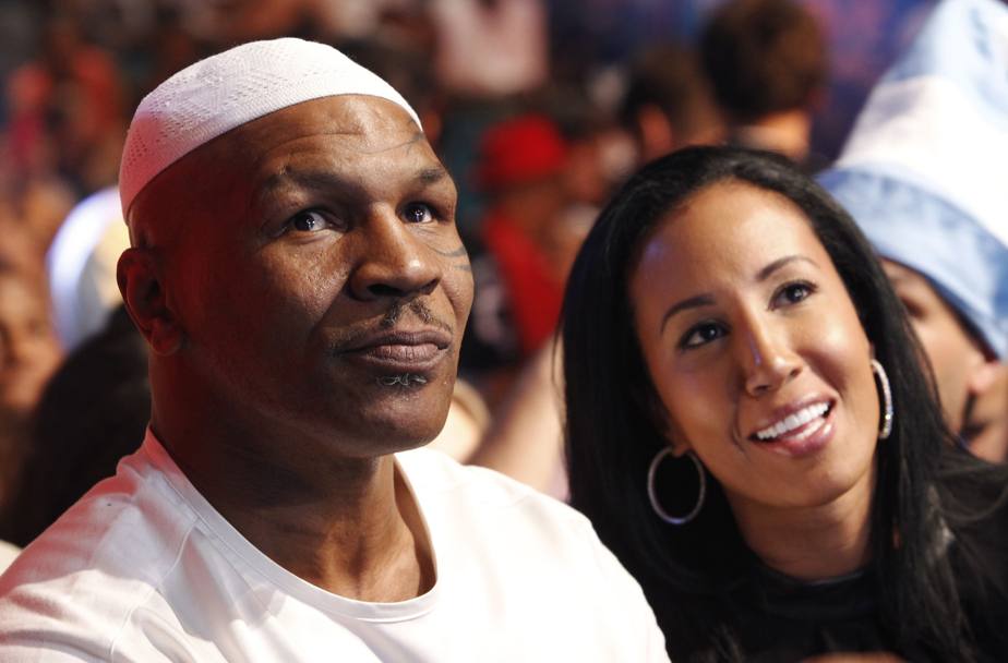 Mike Tyson con la moglie Lakiha Spicer assistono al match (Reuters)